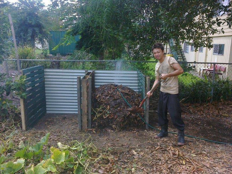 wwoofer-composting